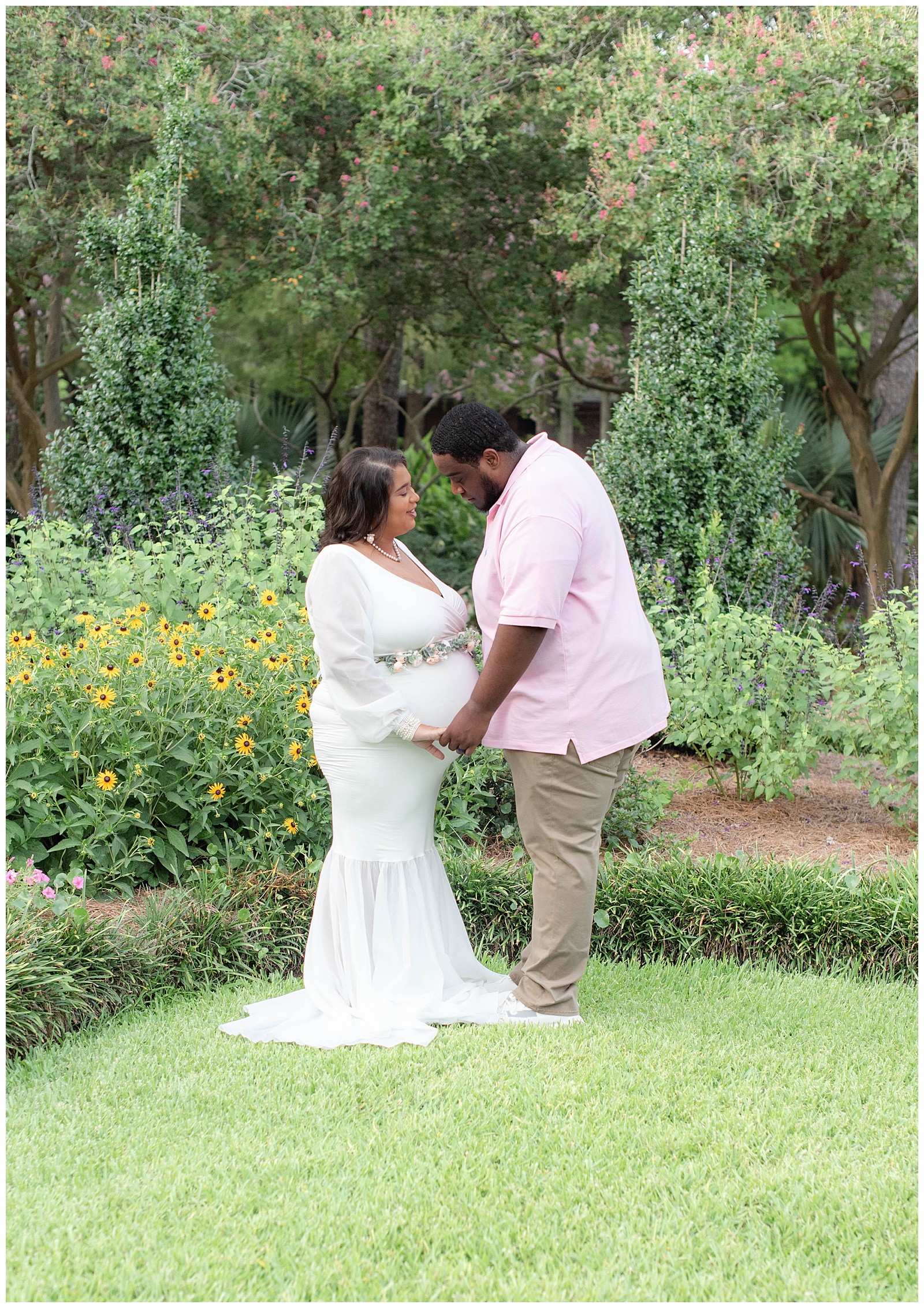 mom and dad share a sweet moment at Orangerie at Burden Center