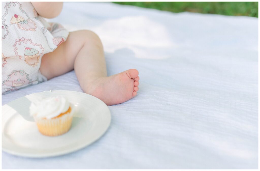 detail of baby girls toes sitting on blanket at One-Year-Milestone-Session-Amanda-Higgins-Photography